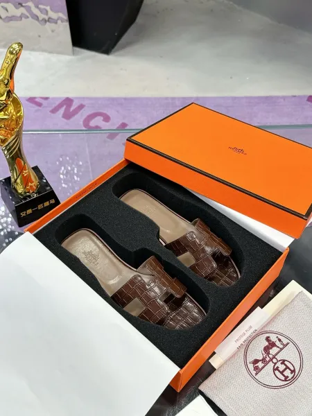Hermès Oran Slide Sandals Brown Crocodile-Embossed Leather Slippers - 1