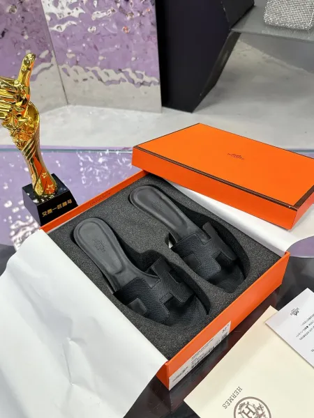 Hermès Oran Sandals Black Epsom Leather Slippers - 1