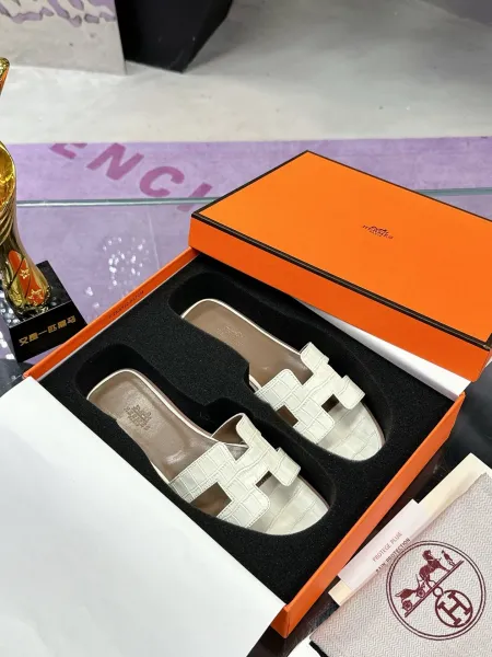 Hermès Oran Sandals White Crocodile-Embossed Leather Slippers - 1