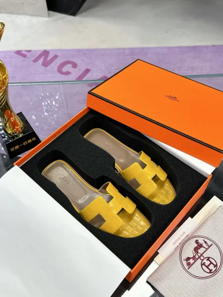 Hermès Oran Mule Yellow Crocodile-Embossed Leather Slippers - 1