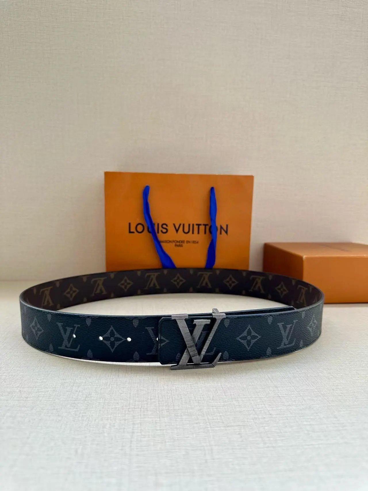 Gucci  Louis Vuitton...Belt