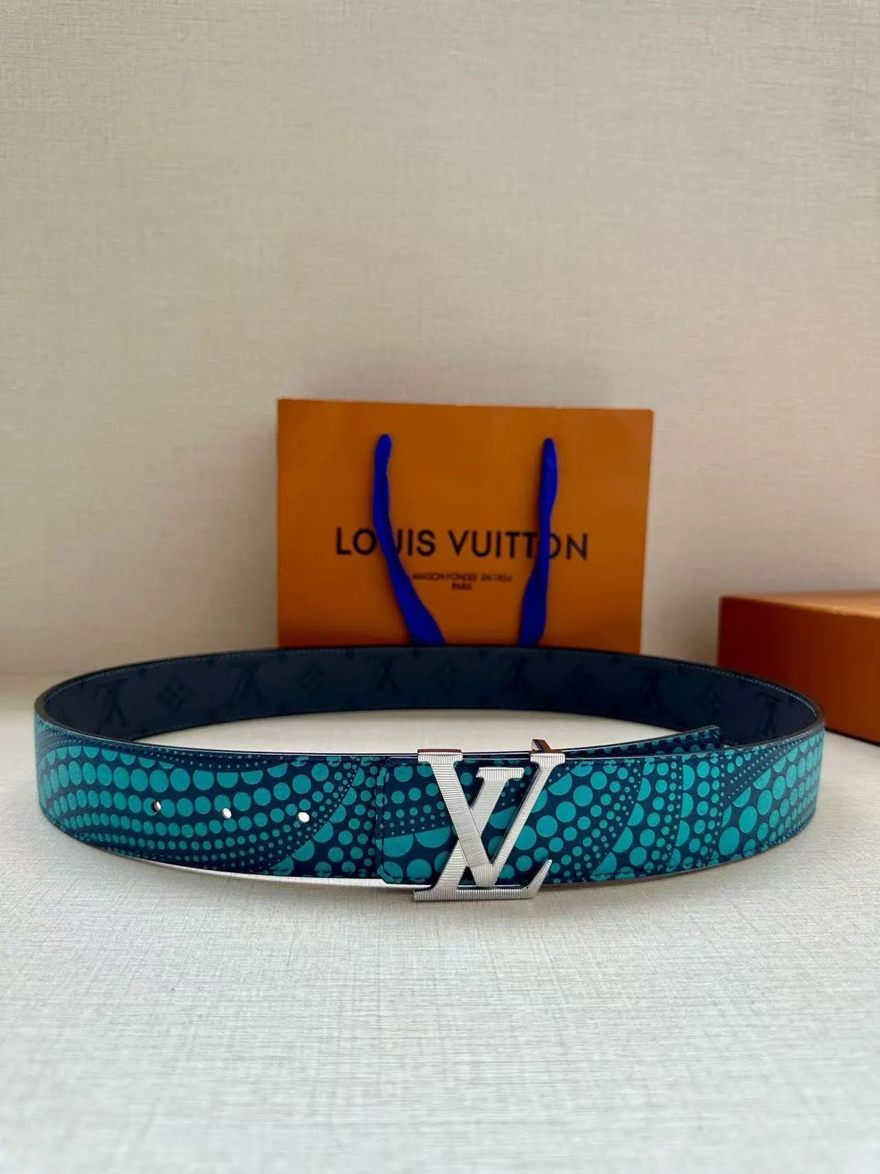 Gucci  Louis Vuitton...Belt