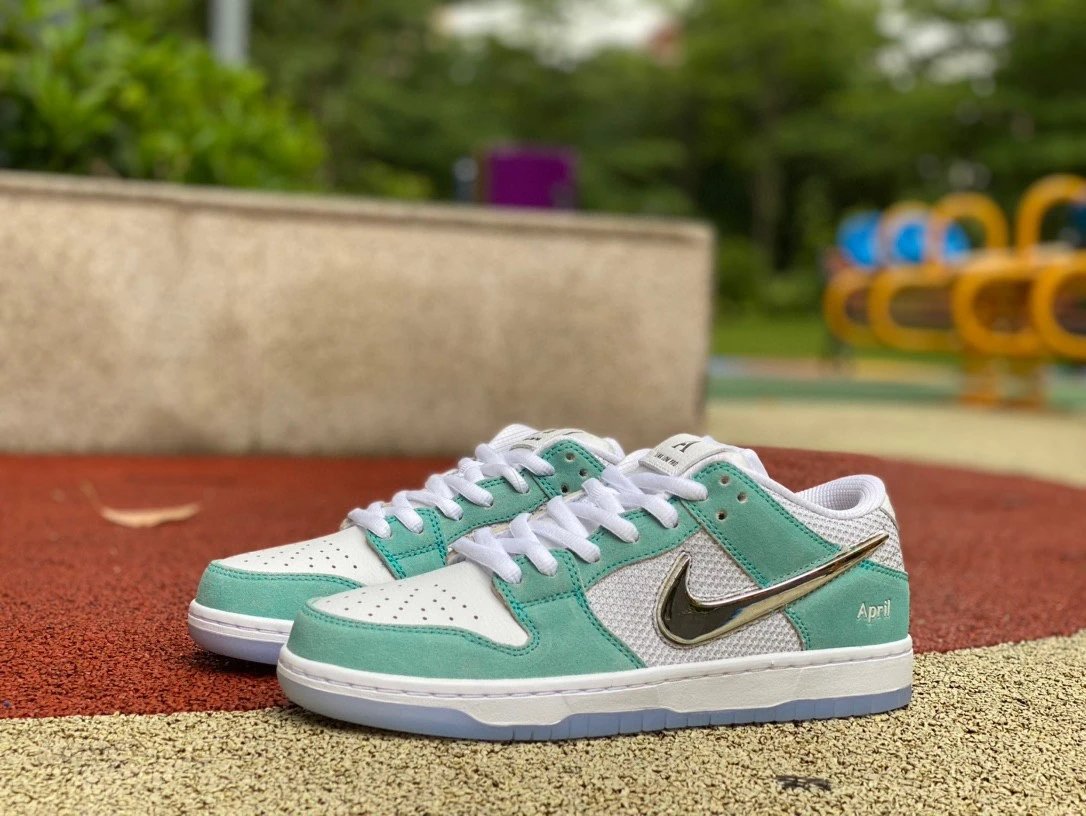Nike SB Dunk Low