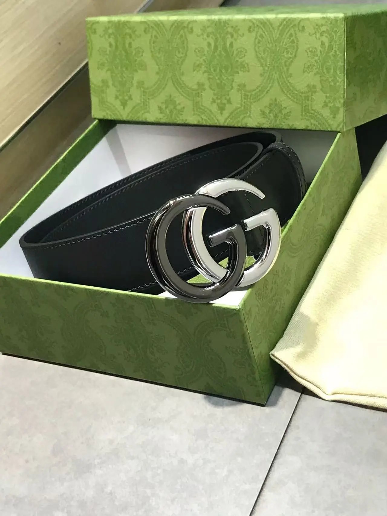 Gucci  Louis Vuitton...Belt