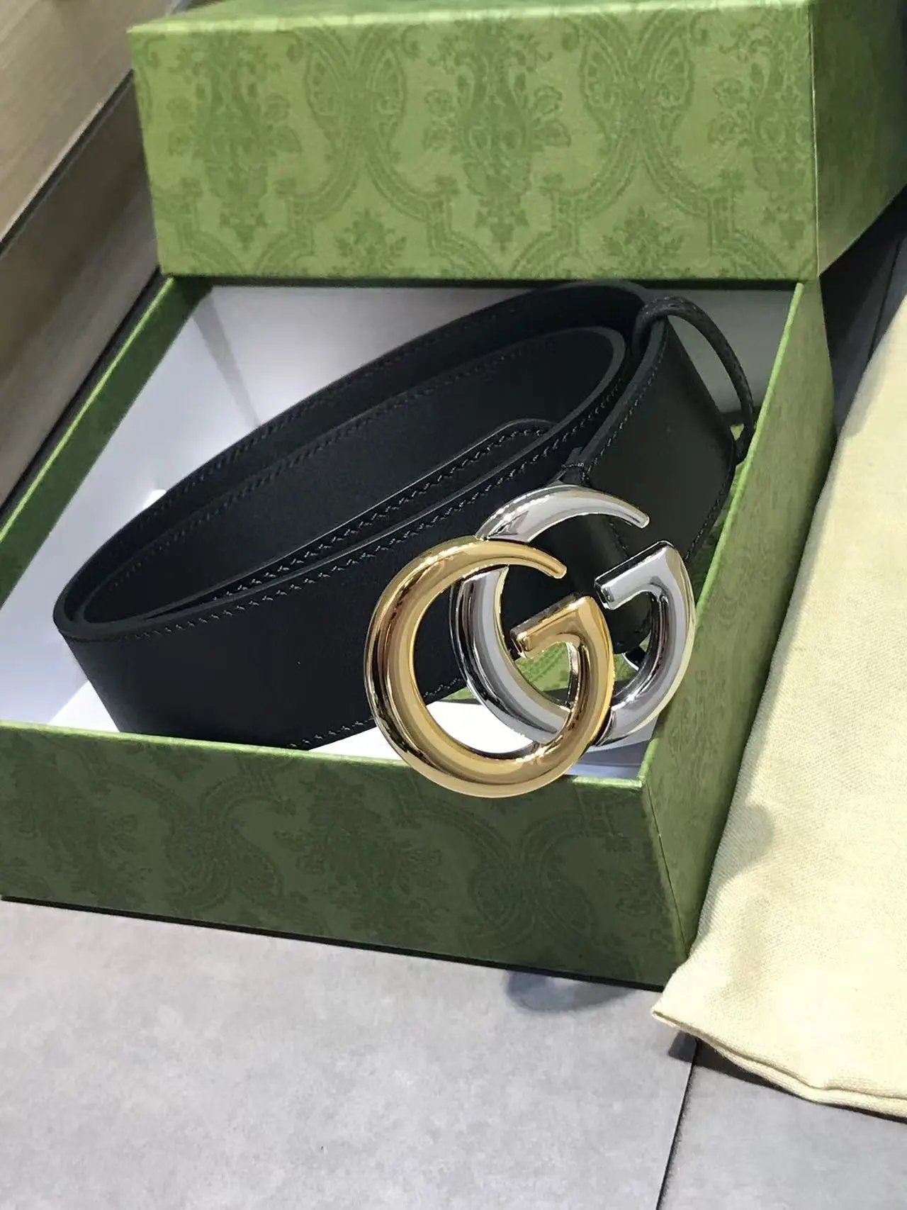 Gucci  Louis Vuitton...Belt