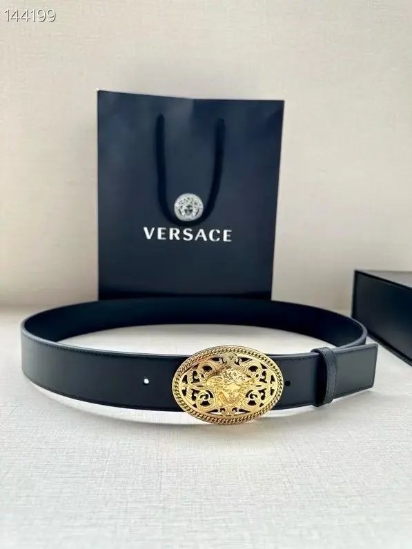 Gucci  Louis Vuitton...Belt