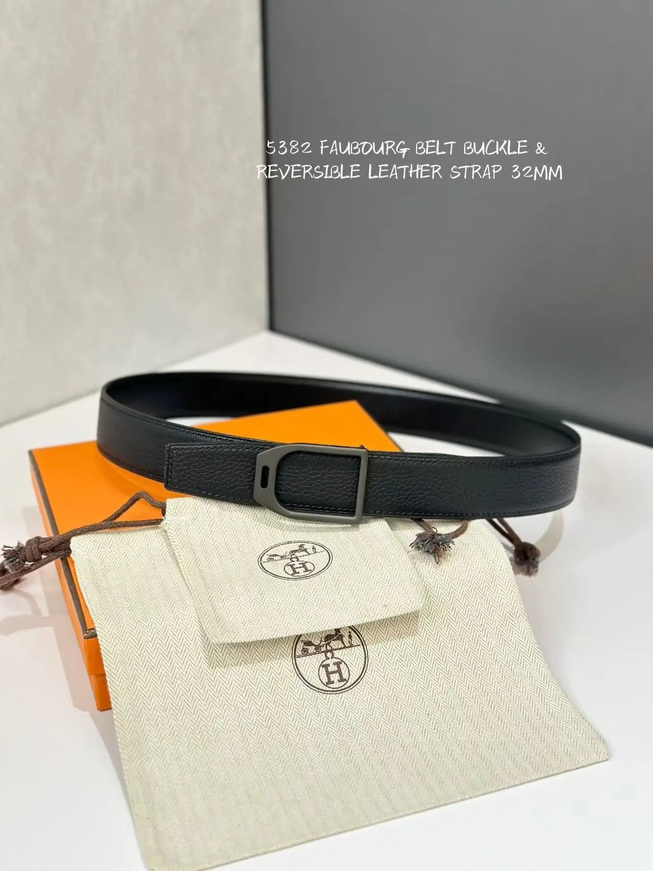 Gucci  Louis Vuitton...Belt