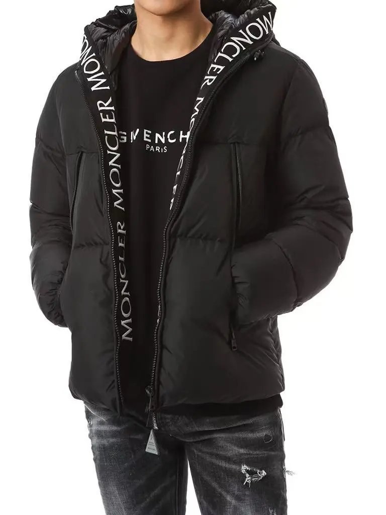 Daunen jacke mit schwarzer Stickerei im Herbst und Winter
