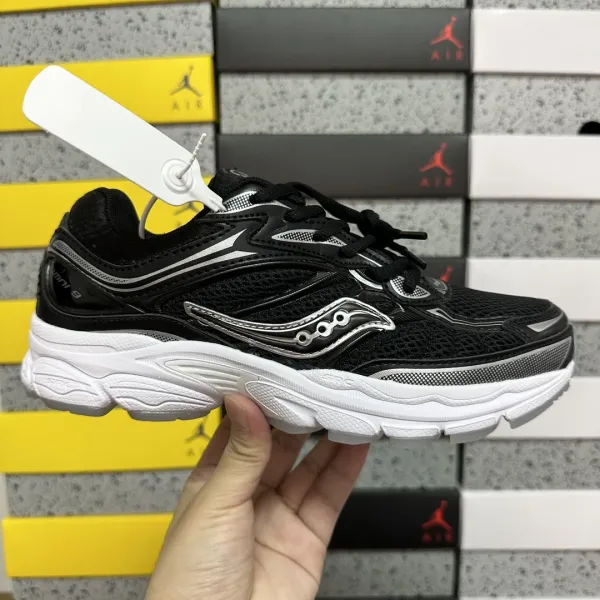 Saucony Omni 9 Black / White Running Shoes - 1