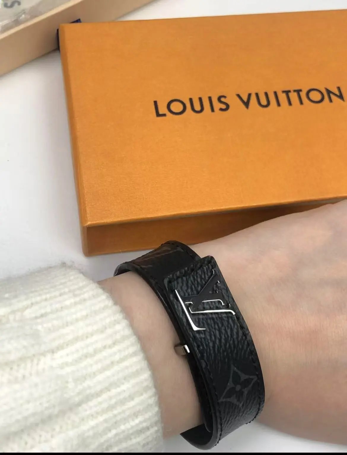L Bracelet