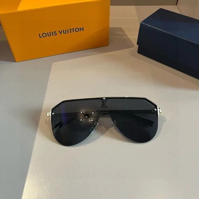 Louis Vuitton Eyewear Sunglasses product detail image 21
