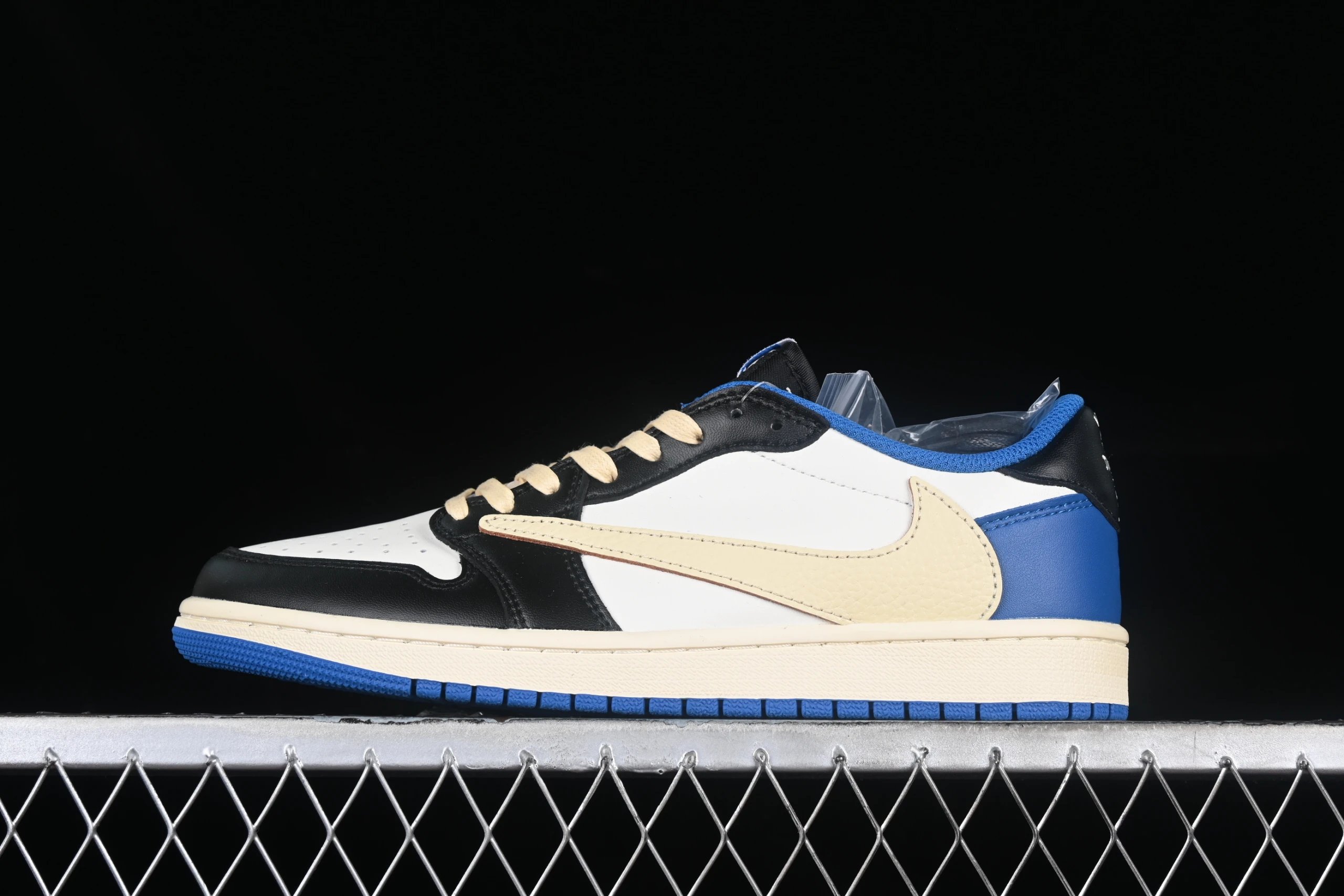 Travis Scott Air Jordan 1 Retro photo 8