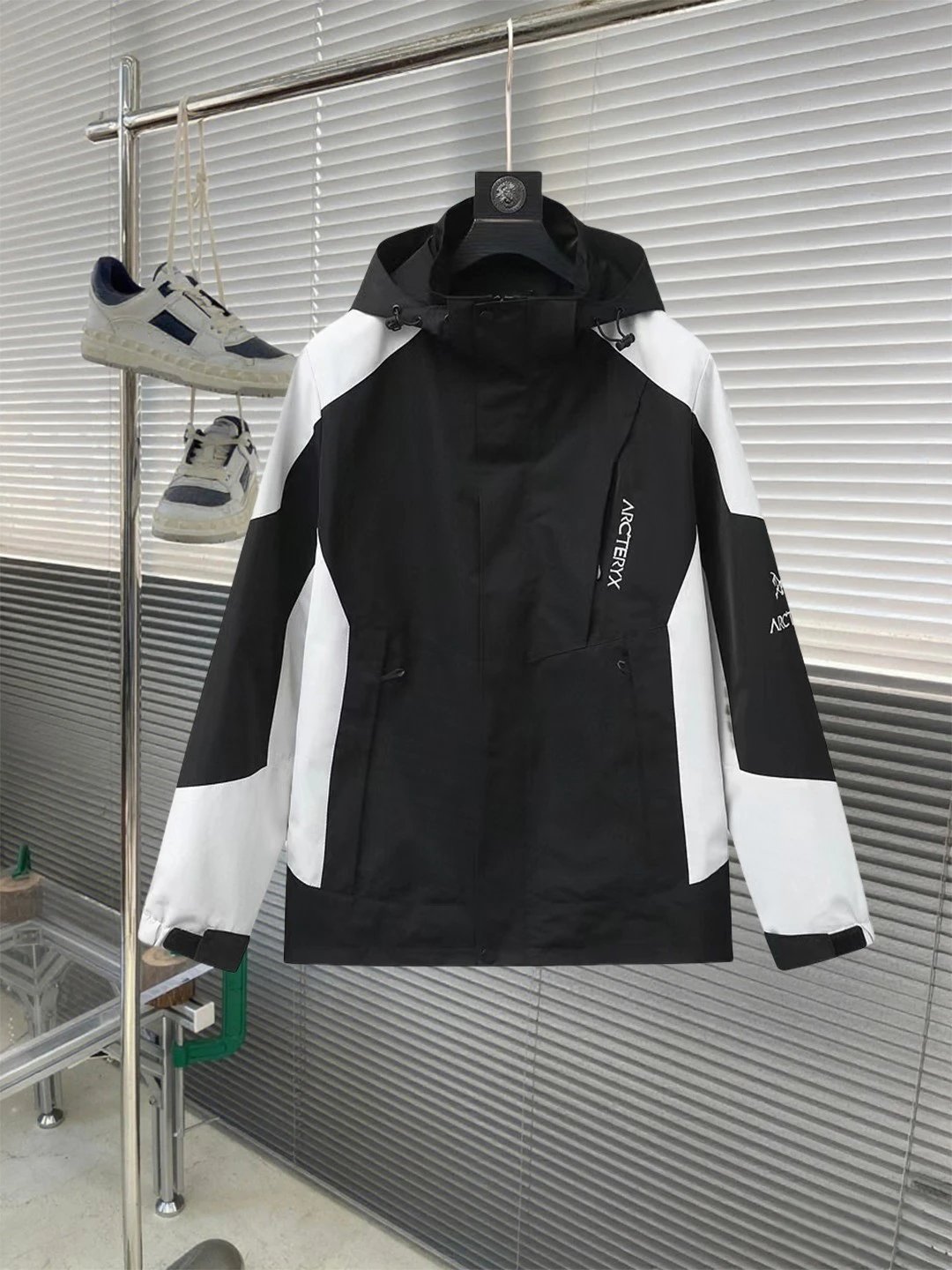 Arc'teryx Alpha SV Jacket White / Black Outerwear - 14
