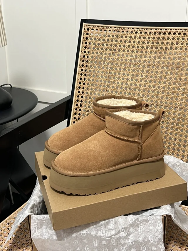 UGG Boots Shearling-Lined Platform product detail image 6