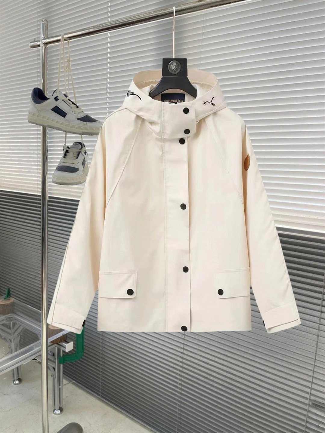 Arc'teryx Alpha SV Jacket White / Black Outerwear - 12