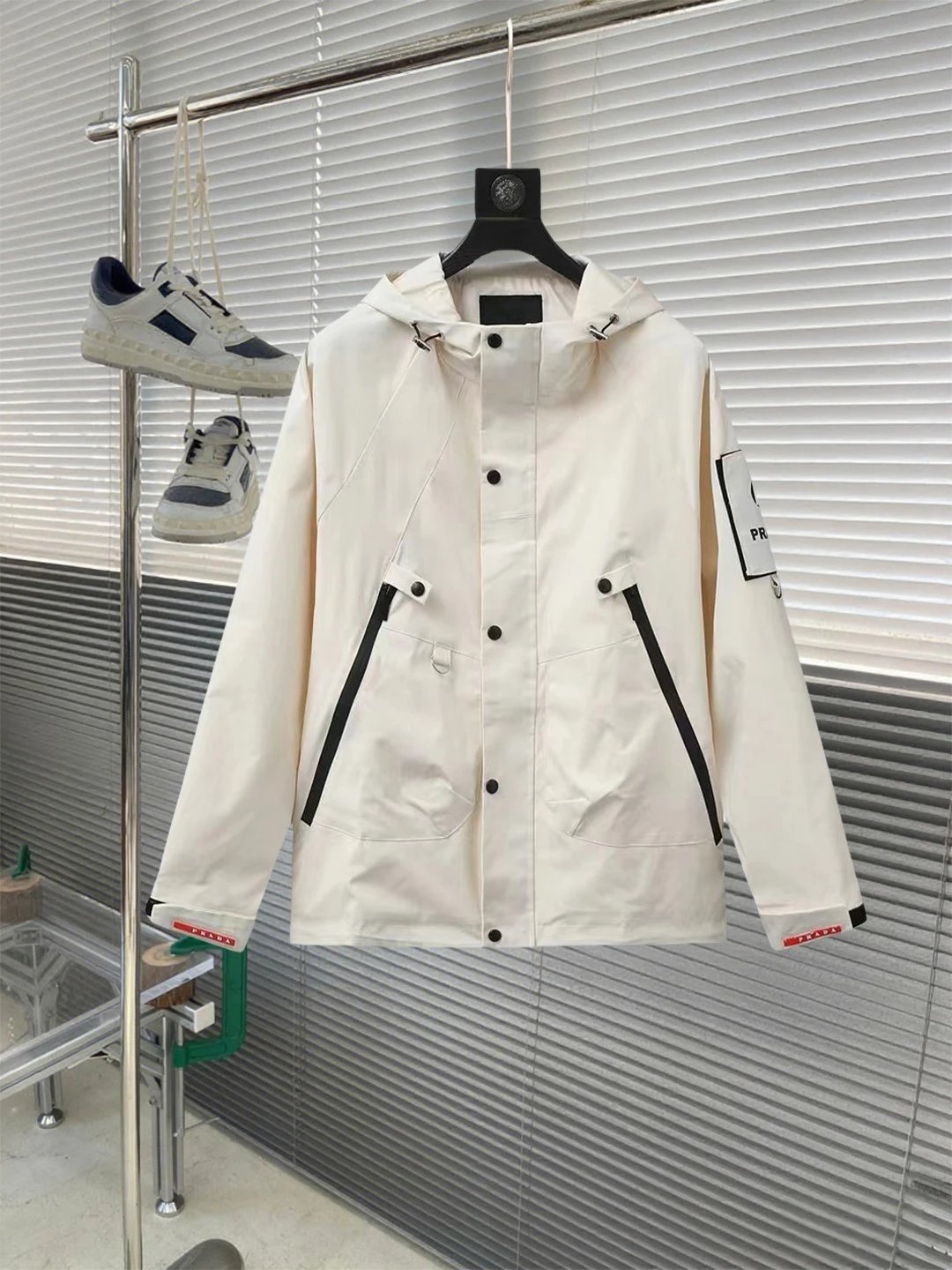 Arc'teryx Alpha SV Jacket White / Black Outerwear - 13
