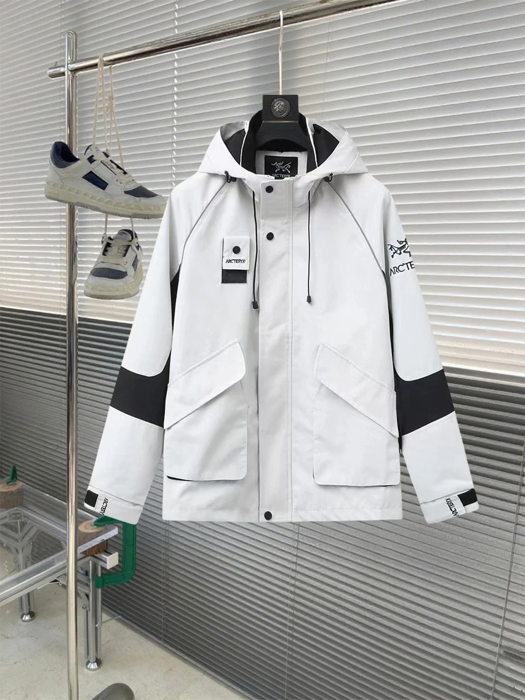 Arc'teryx Alpha SV Jacket White / Black Outerwear