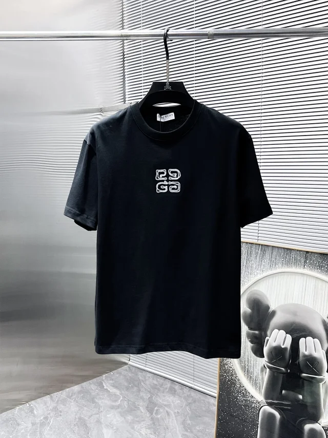 Givenchy T-Shirts Logo Graphic product detail image 12