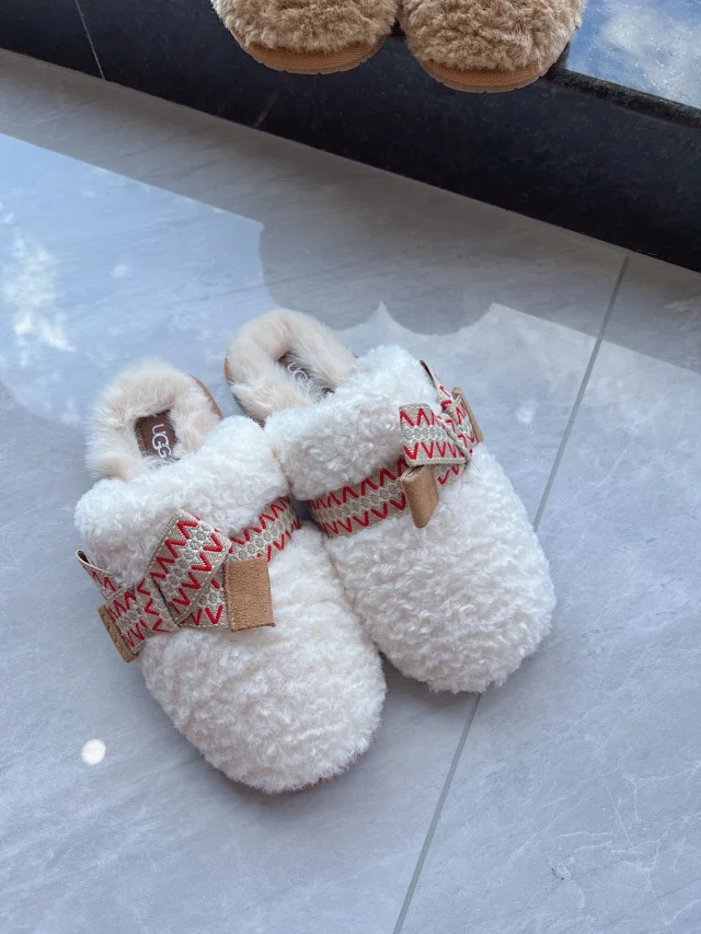 UGG Boots Shearling-Lined Platform product detail image 9
