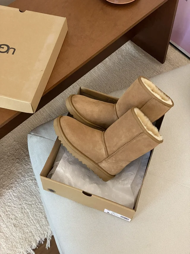 UGG Boots Shearling-Lined Platform product detail image 10