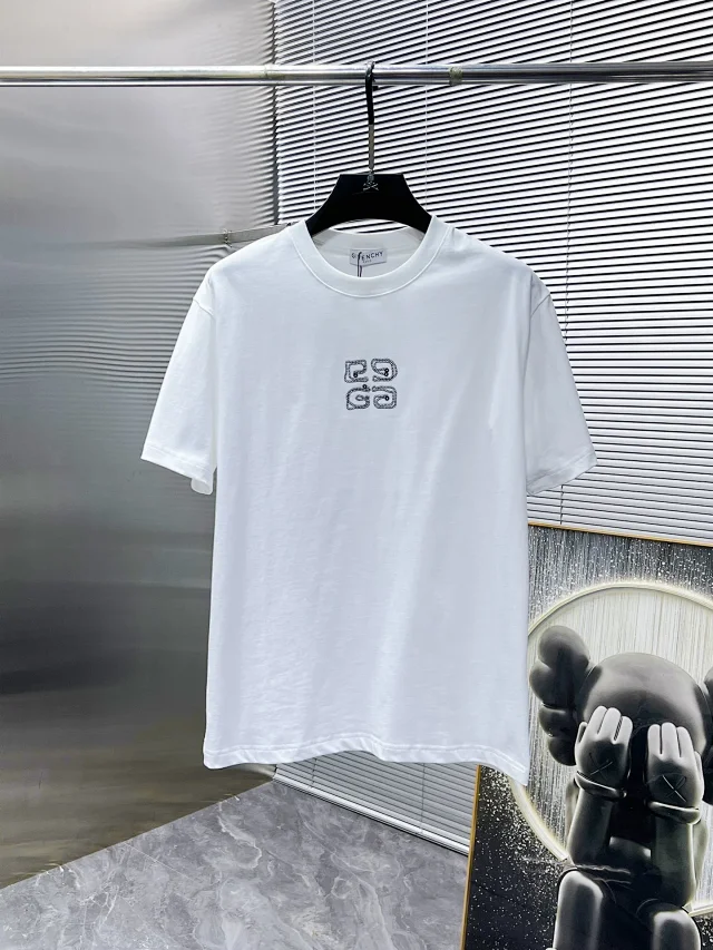 Givenchy T-Shirts Logo Graphic product detail image 13