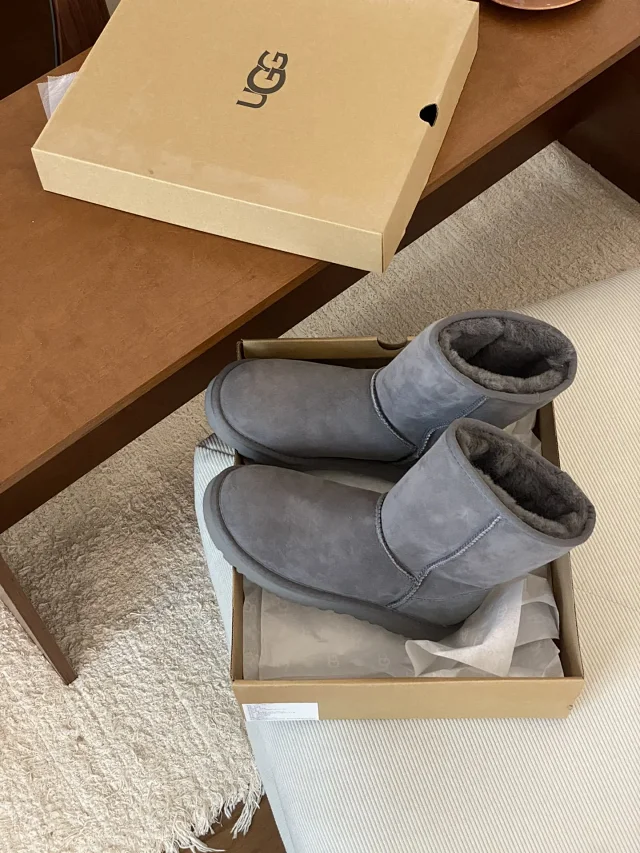 UGG Boots Shearling-Lined Platform product detail image 11