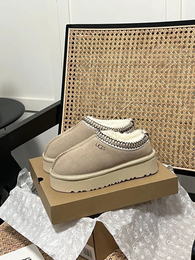 UGG Boots Shearling-Lined Platform product detail image 5