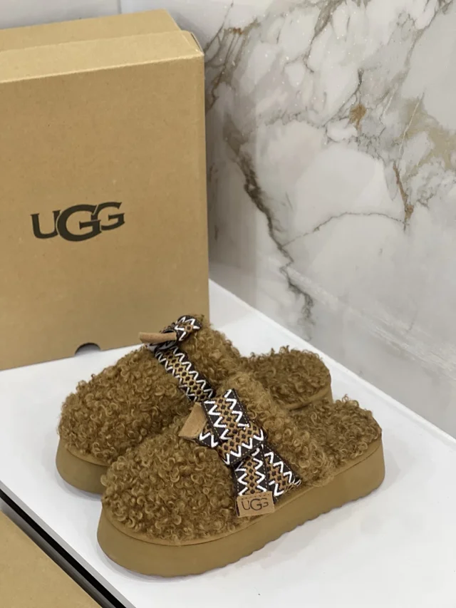UGG Slippers Shearling Platform product detail image 3