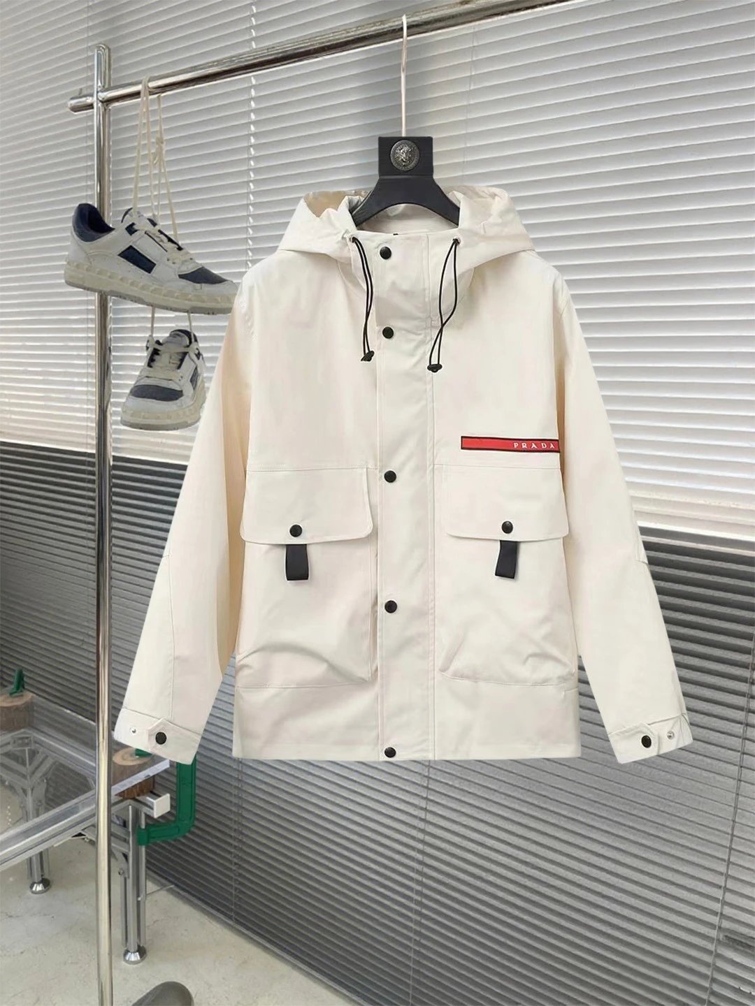 Arc'teryx Alpha SV Jacket White / Black Outerwear - 11