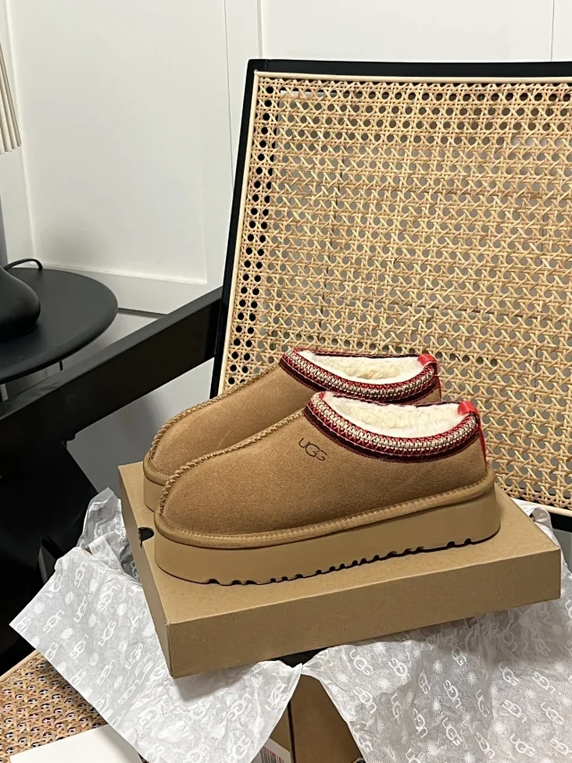 UGG Boots Shearling-Lined Platform product detail image 4