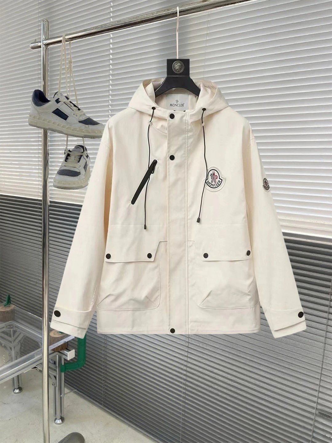 Arc'teryx Alpha SV Jacket White / Black Outerwear - 4