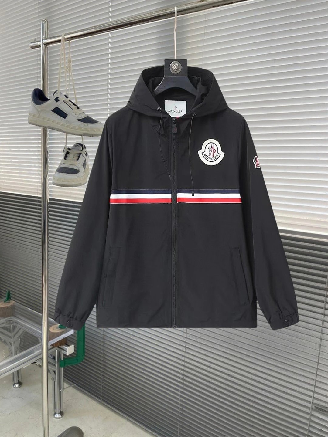 Arc'teryx Alpha SV Jacket White / Black Outerwear - 10