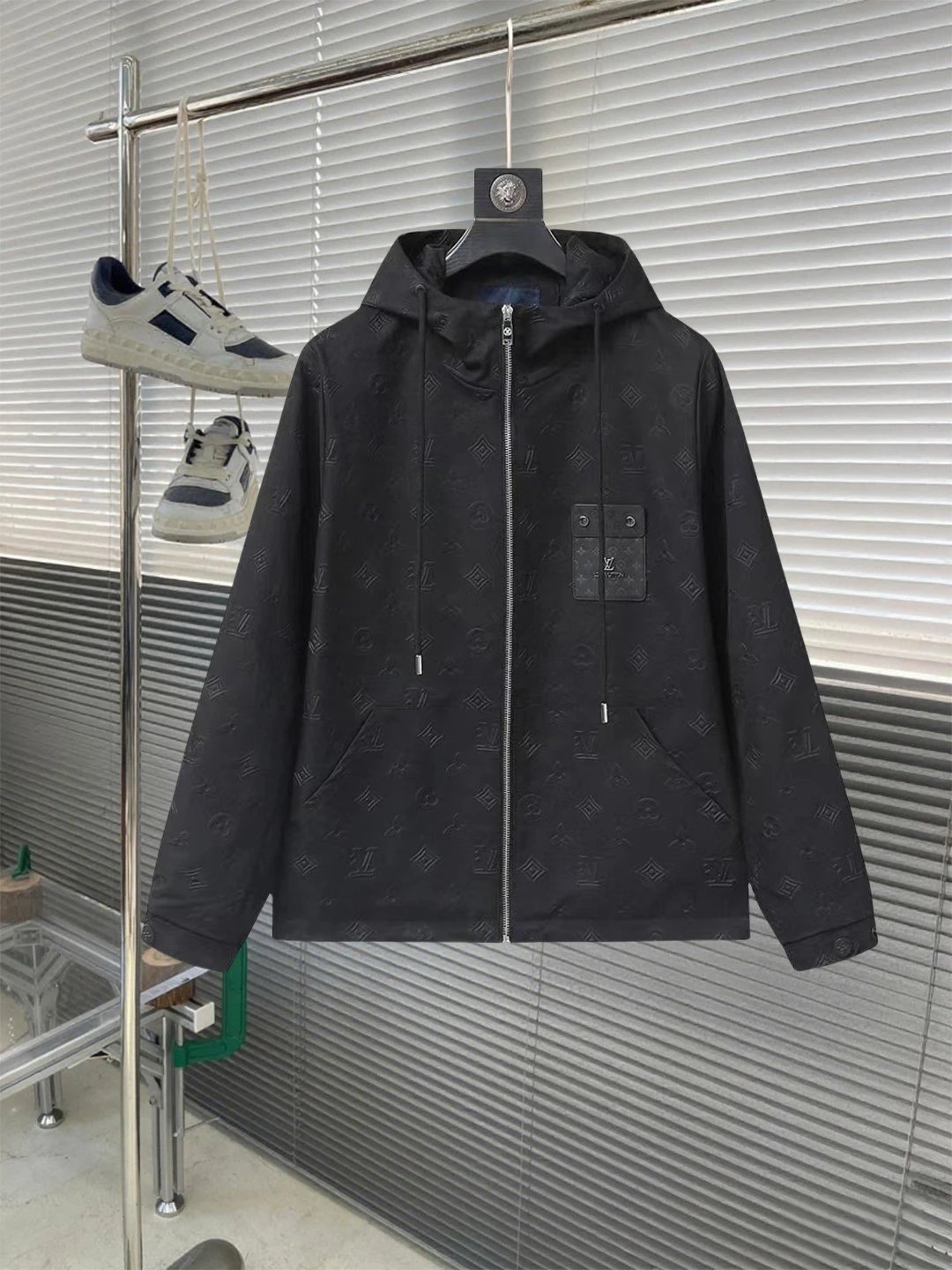 Arc'teryx Alpha SV Jacket White / Black Outerwear - 6