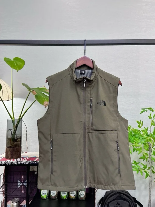 The North Face Vests Stand-Collar Zip-Front Softshell Vest product detail image 14