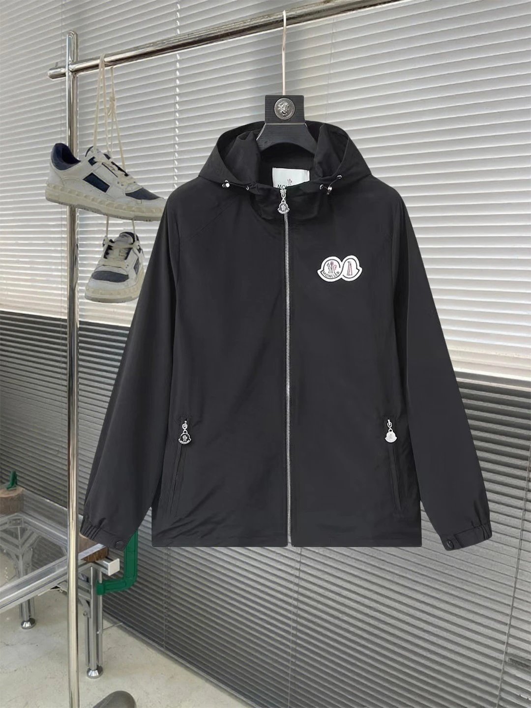 Arc'teryx Alpha SV Jacket White / Black Outerwear - 9