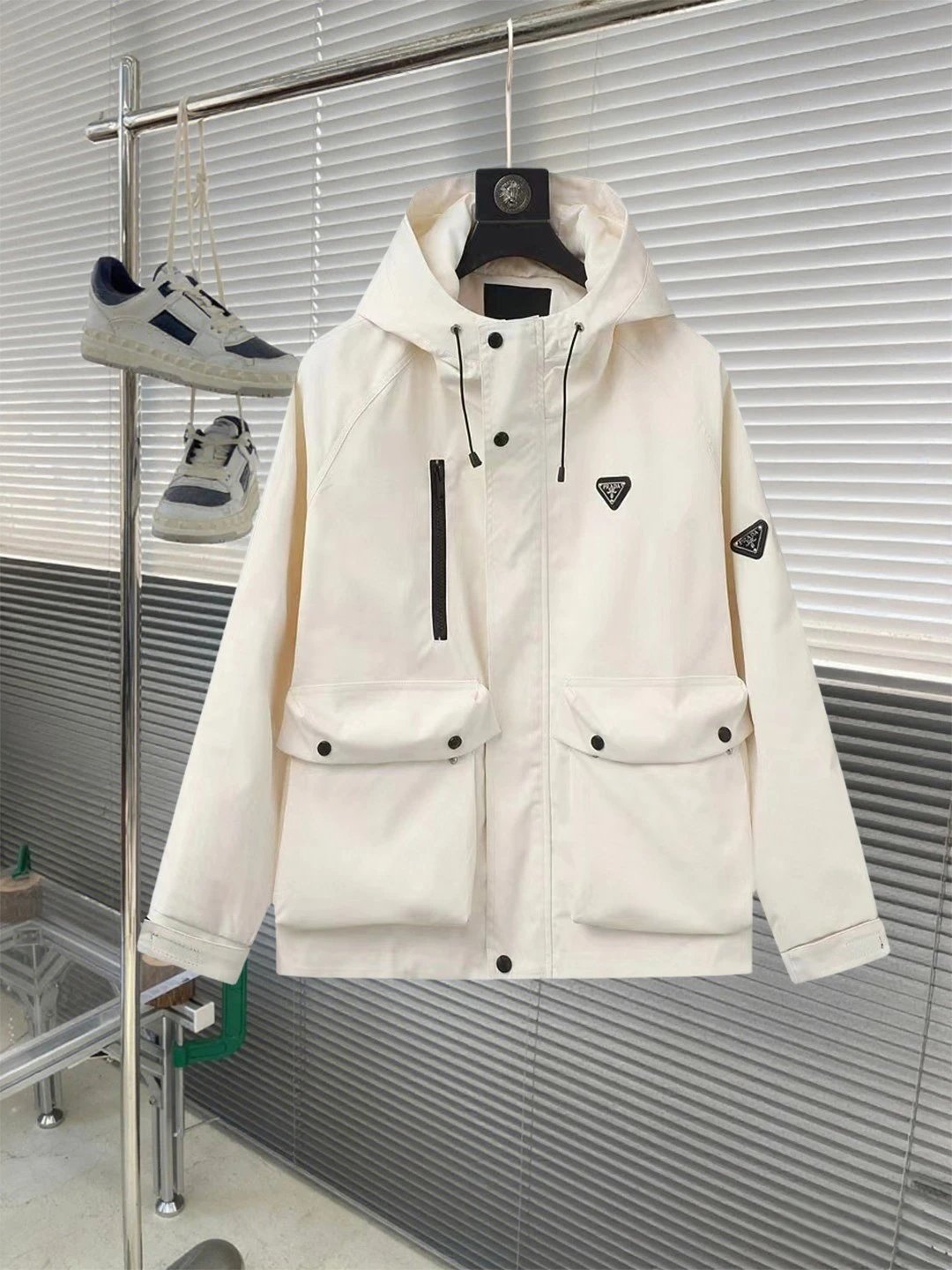 Arc'teryx Alpha SV Jacket White / Black Outerwear - 5