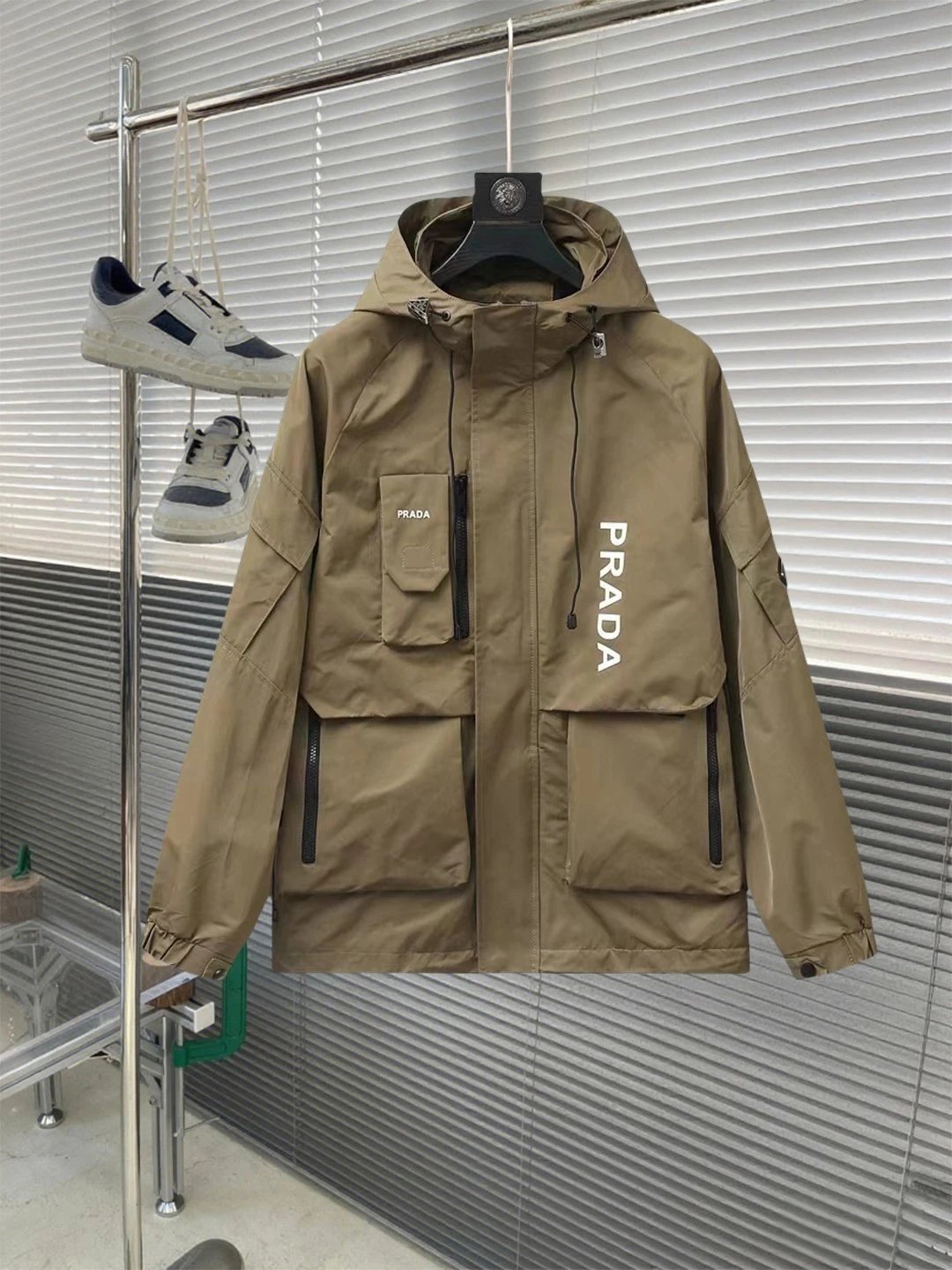 Arc'teryx Alpha SV Jacket White / Black Outerwear - 15