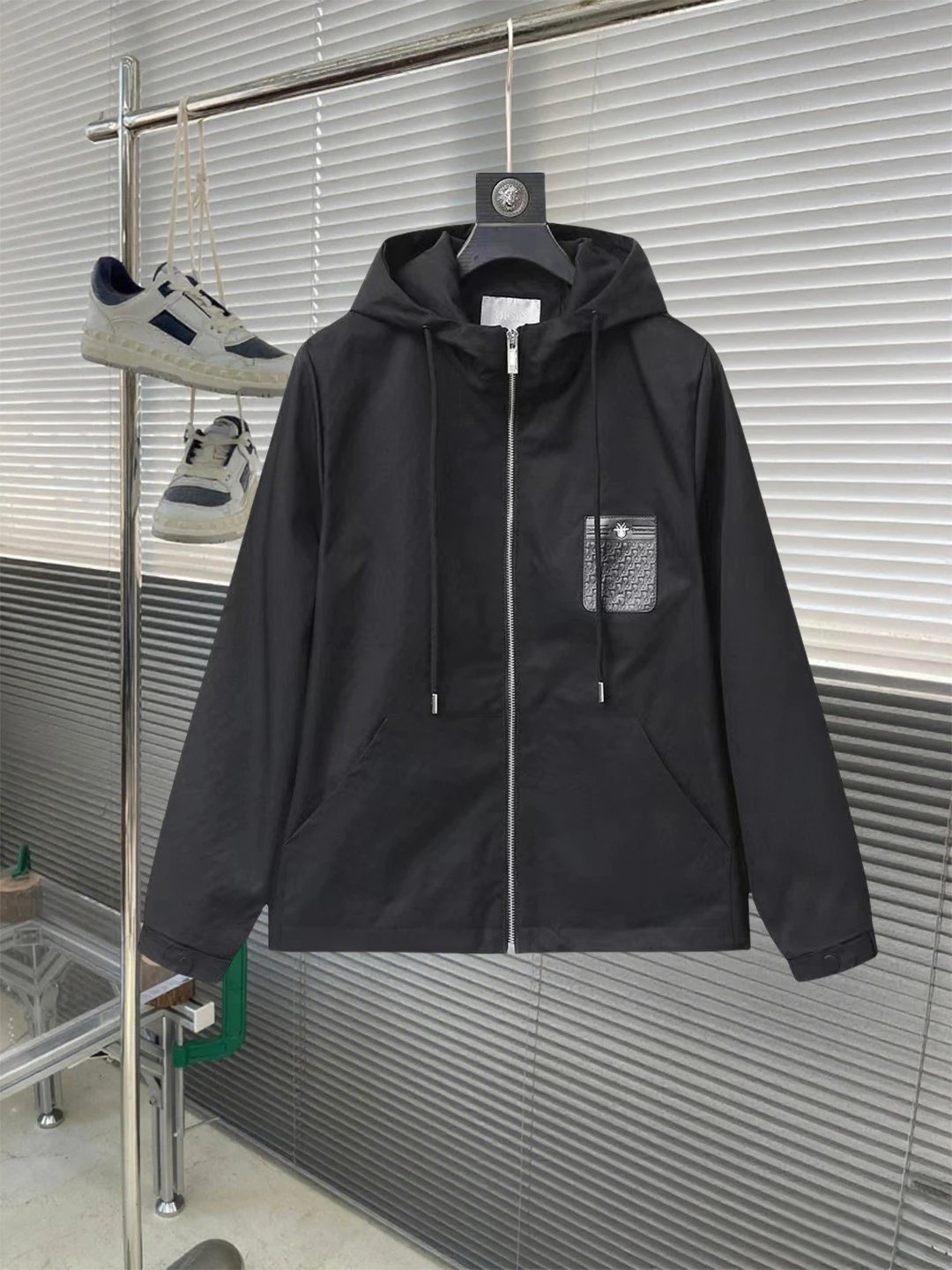 Arc'teryx Alpha SV Jacket White / Black Outerwear - 17