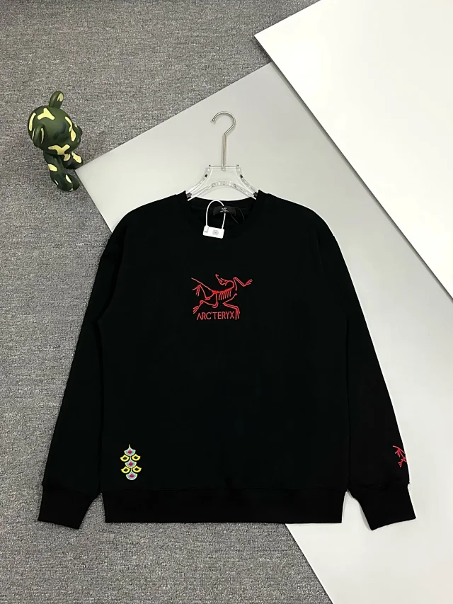 Louis Vuitton Hoodies & Sweatshirts Crewneck logo sweatshirt product detail image 8
