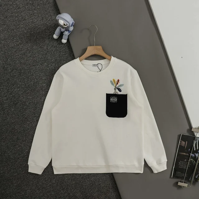 Louis Vuitton Hoodies & Sweatshirts Crewneck logo sweatshirt product detail image 15