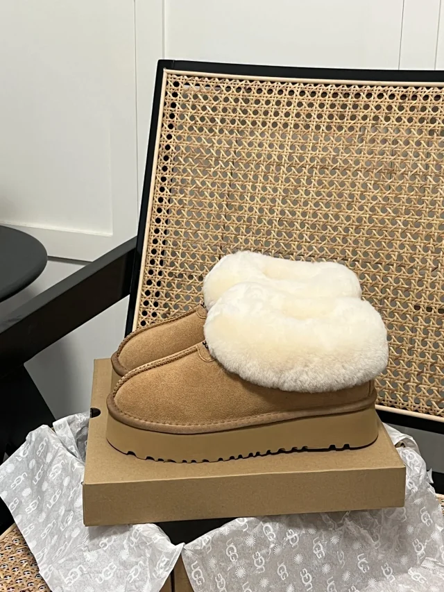 UGG Boots Shearling-Lined Platform product detail image 7