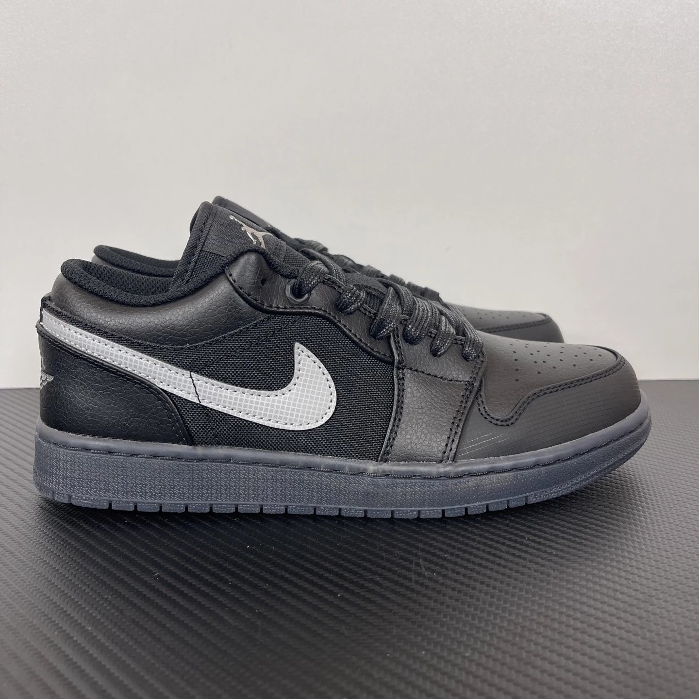 Jordan 1 Low Black Silver DQ8422-001