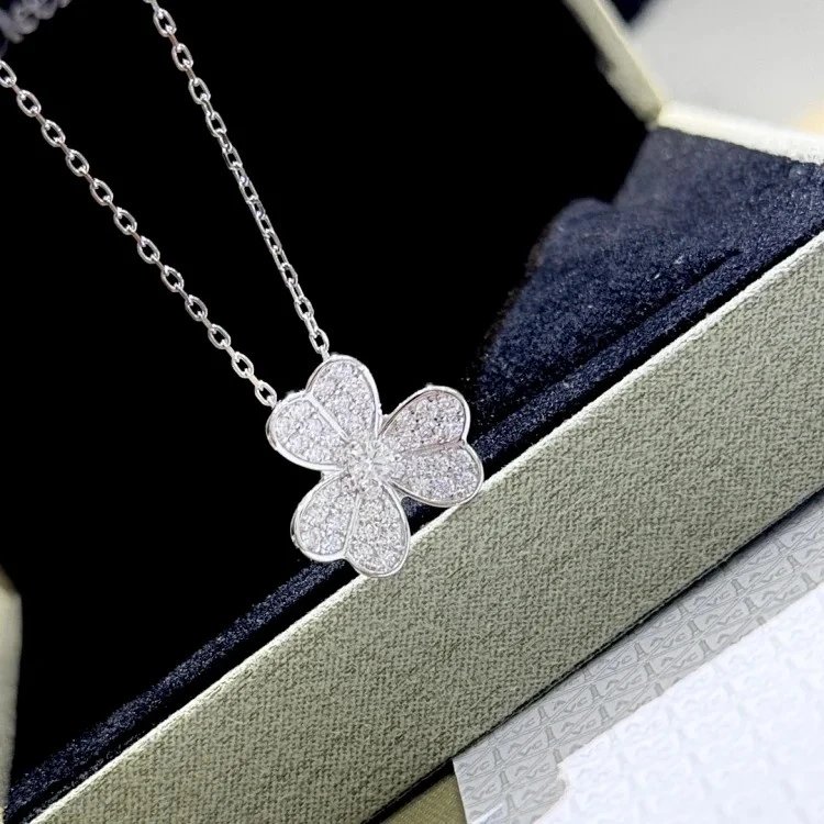 Van Cleef & Arpels Jewelry Four-leaf clover pendant necklace — 18