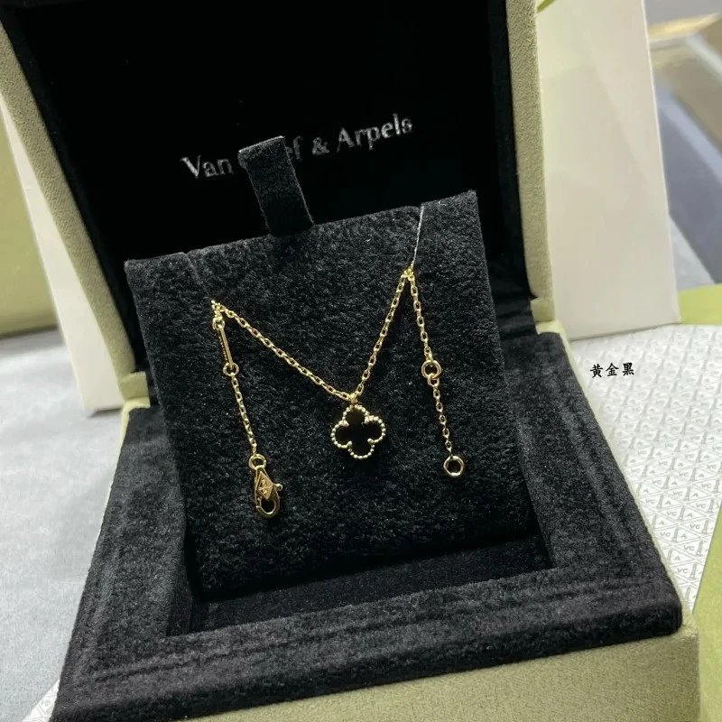 Van Cleef & Arpels Jewelry Four-leaf clover pendant necklace — 6