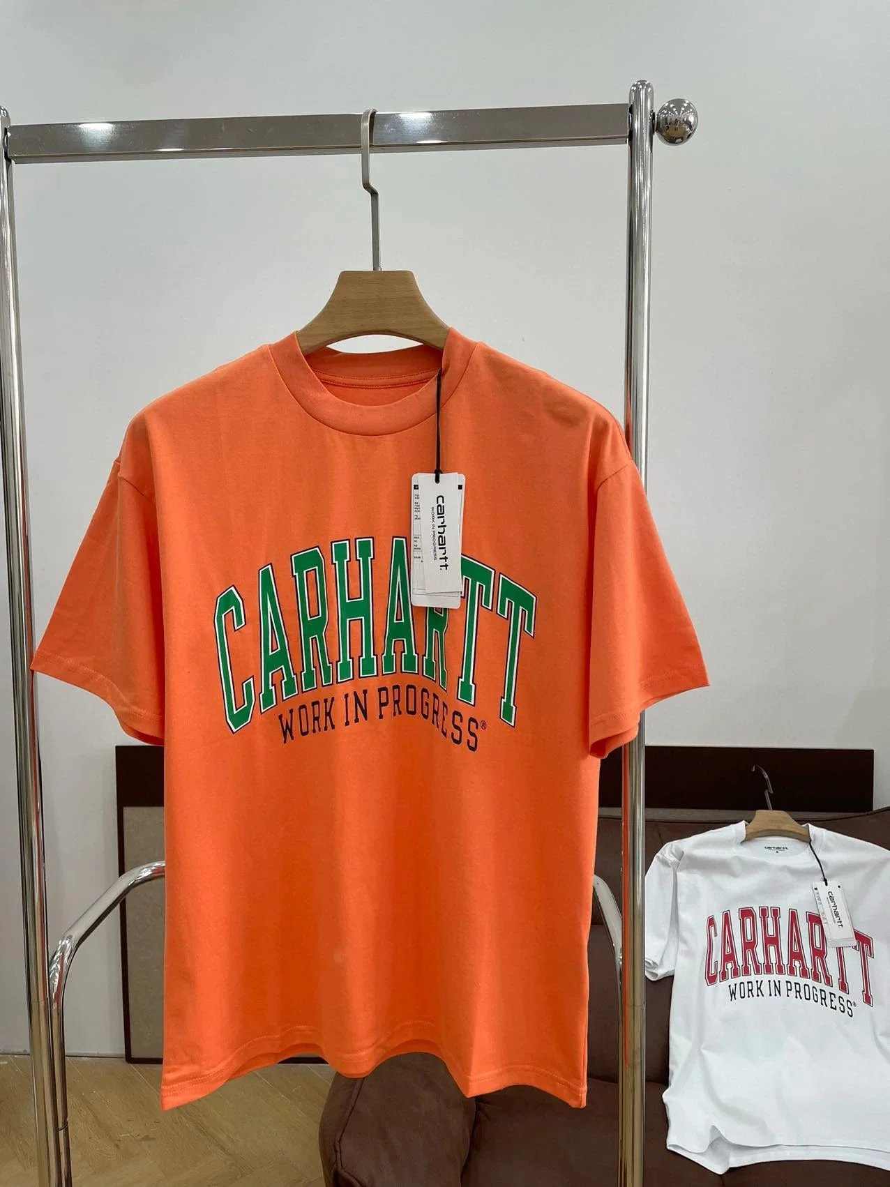 Carhartt T-Shirts Work In Progress varsity logo print — 2