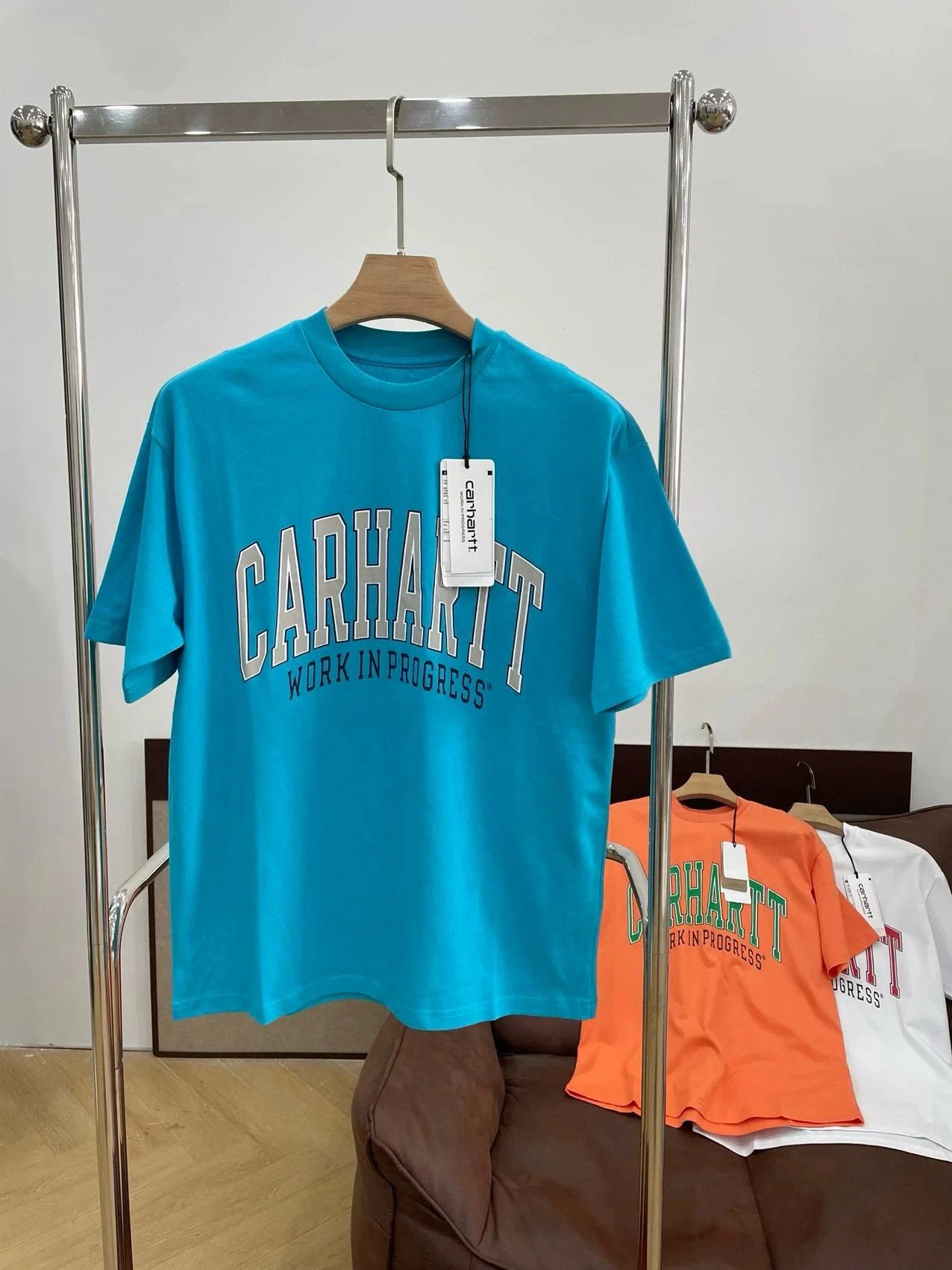 Carhartt T-Shirts Work In Progress varsity logo print — 3