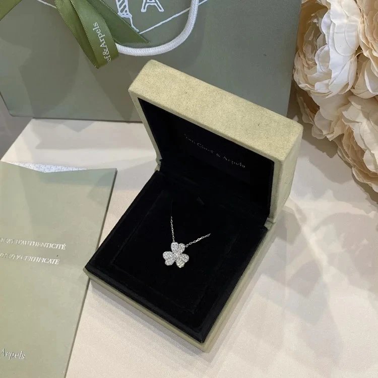 Van Cleef & Arpels Jewelry Four-leaf clover pendant necklace — 15