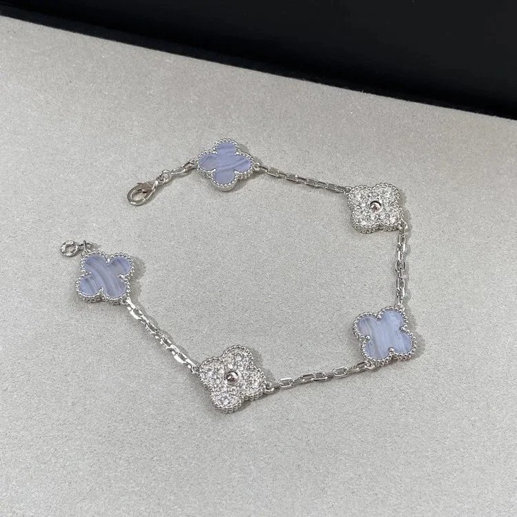 Unbranded Jewelry Five Clover Motif Chain Bracelet — 2