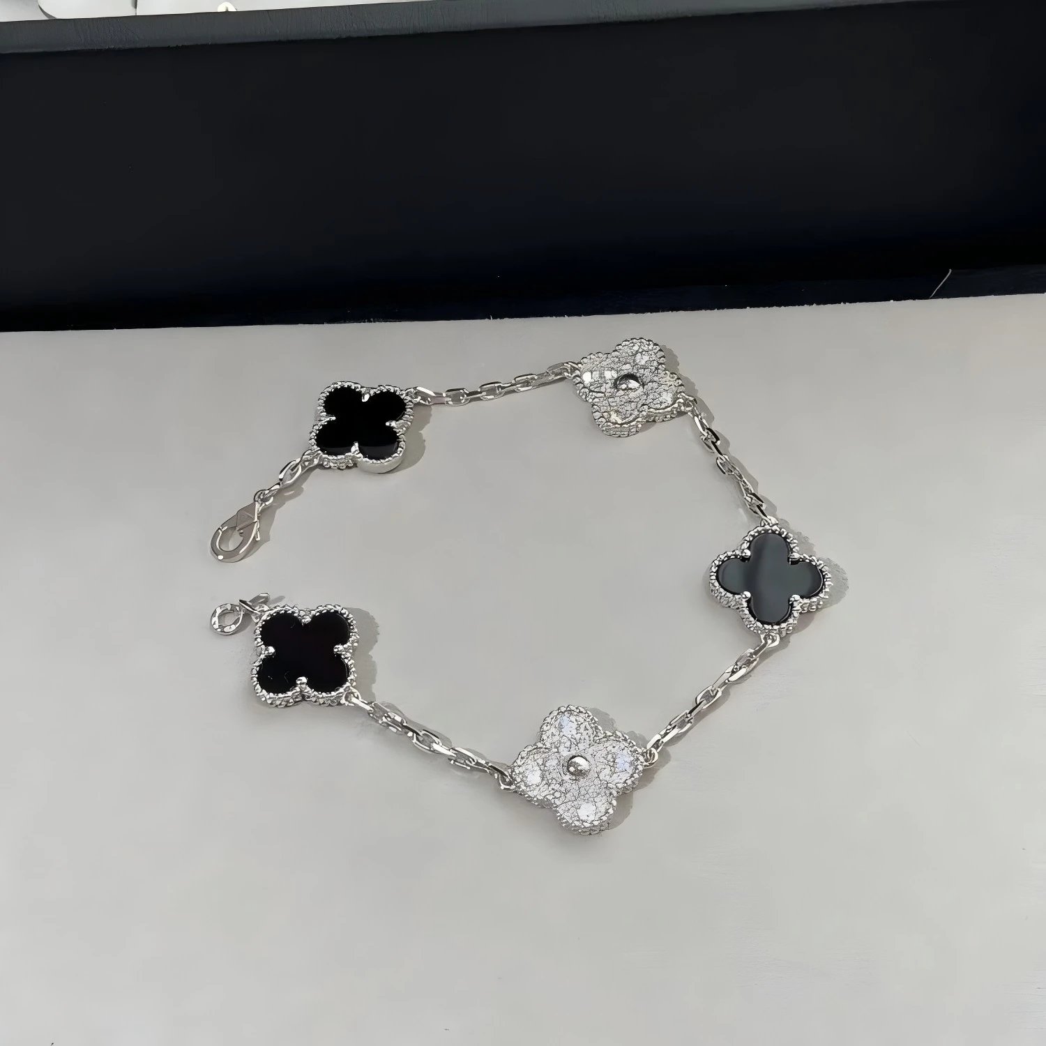 Unbranded Jewelry Five Clover Motif Chain Bracelet — 5