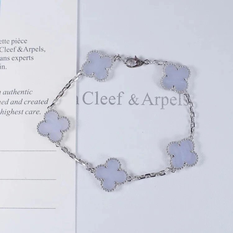 Unbranded Jewelry Five Clover Motif Chain Bracelet — 8